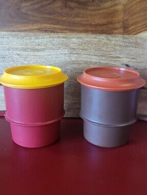 Two Vintage Stackable Tupperware Mugs Coffee Cups With 2 Lids Tumbler Brown Red
